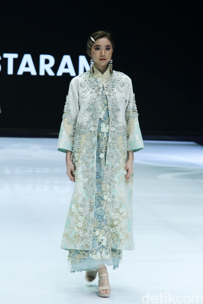 Fashion show enam desainer Indonesia yang berkolaborasi dengan Wardah, mengangkat keindahan Borneo atau Kalimantan di panggung Indonesia Fashion Week 2019, Jakarta Convention Center, Senayan, Jakarta, Sabtu, [30/03/2019]. Foto: Mohammad Abduh/Wolipop