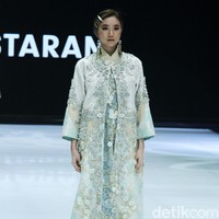 Fashion show enam desainer Indonesia yang berkolaborasi dengan Wardah, mengangkat keindahan Borneo atau Kalimantan di panggung Indonesia Fashion Week 2019, Jakarta Convention Center, Senayan, Jakarta, Sabtu, [30/03/2019]. Foto: Mohammad Abduh/Wolipop