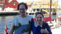 Sweater bergambar pelabuhan pun diabadikan Sam di Kristiansand, Norwegia. (sambarskyknitter/ Instagram)
