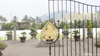 Gerbang hitam dengan lambang Groot Rijkswapen atau Lambang Agung Kerajaan Belanda yang berwarna emas berdiri kokoh di depan makam. Di atasnya tertulis Ereveld Leuwigajah dengan warna yang sama. (Yudha Maulana/detikcom)