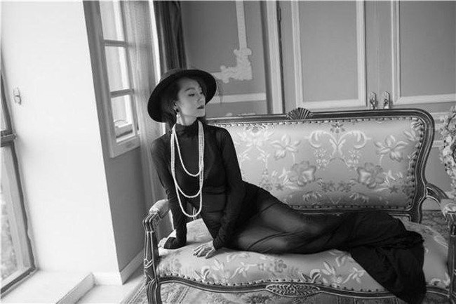 Media asal China pun mewawancaranya demi mengetahui rahasia kecantikan dari Qin Ling. Qin Ling ternyata mengaku tidak mempunyai banyak uang untuk merawat kulit karena harus berjuang sebagai single mother pasca bercerai. Foto: Dok. Tencent / CZTV / Sina