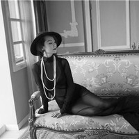 Media asal China pun mewawancaranya demi mengetahui rahasia kecantikan dari Qin Ling. Qin Ling ternyata mengaku tidak mempunyai banyak uang untuk merawat kulit karena harus berjuang sebagai single mother pasca bercerai. Foto: Dok. Tencent / CZTV / Sina