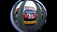 Bus-bus terparkit tidak beroperasi. REUTERS/Fabrizio Bensch.