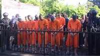 Warga tampak atusias melihat tampang para pengedar narkoba itu yang dipajang di Patung Perlawanan Rakyat Bali (PRG) di Renon Denpasar.