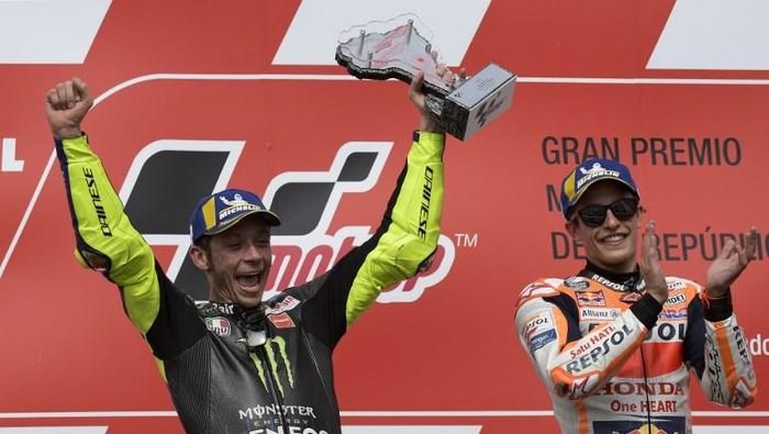 Valentino Rossi dan Marc Marquez berpesta di podium juara MotoGP Argentina. Keduanya sempat berjabat tangan usai race. Valentino Rossi dan Marc Marquez berpesta di podium juara MotoGP Argentina. Keduanya sempat berjabat tangan usai race.