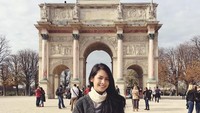 Masih di paris, Maudy Ayunda juga mampir ke Arc de triomphe du carrousel (Instagram/maudyayunda)