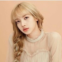 Lisa dari Blackpink menyukai lipstik nude dari brand kosmetik Korea Moonshot Lip Feat warna S210. Lipstik tersebut memiliki hasil akhir semi-matte sehingga tidak membuat bibir jadi terlalu kering.  Foto: Istimewa