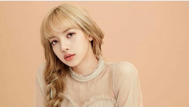 Lisa dari Blackpink menyukai lipstik nude dari brand kosmetik Korea Moonshot Lip Feat warna S210. Lipstik tersebut memiliki hasil akhir semi-matte sehingga tidak membuat bibir jadi terlalu kering.  Foto: Istimewa