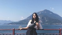 Danau Como merupakan salah satu danau terindah di Italia, cuma 1 jam dari Kota Milan. Maudy Ayunda tampak bahagia berfoto di sana (Instagram/maudyayunda)