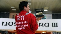 Dipimpin salah satu anggota tim Bersih-bersih DPR PSI, Daniel Tumiwa, PSI berencana menyampaikan Gabut Award kepada pimpinan DPR.