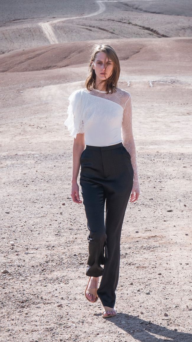 Didit meluncurkan koleksi busana dengan warna nude, putih dan merah. Para model yang memeragakan koleksinya bergaya di gurun pasir. Foto: Dok. Didit Hediprasetyo