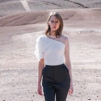 Didit meluncurkan koleksi busana dengan warna nude, putih dan merah. Para model yang memeragakan koleksinya bergaya di gurun pasir. Foto: Dok. Didit Hediprasetyo