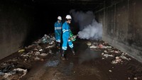 Masuk ke kawasan paling kumuh, pekerja menyemprotkan pestisida untuk membasmi wabah kolera. REUTERS/Mohamed al-Sayaghi.