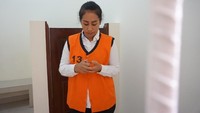 Dia pun menampik suami keduanya I Gede Arya Sudarsana mengklaim tak tahu status dirinya yang kala itu sedang proses cerai bersama suami pertamanya. Dia membantah pengakuan soal melanjutkan kuliah S2 Kedokteran di UGM.