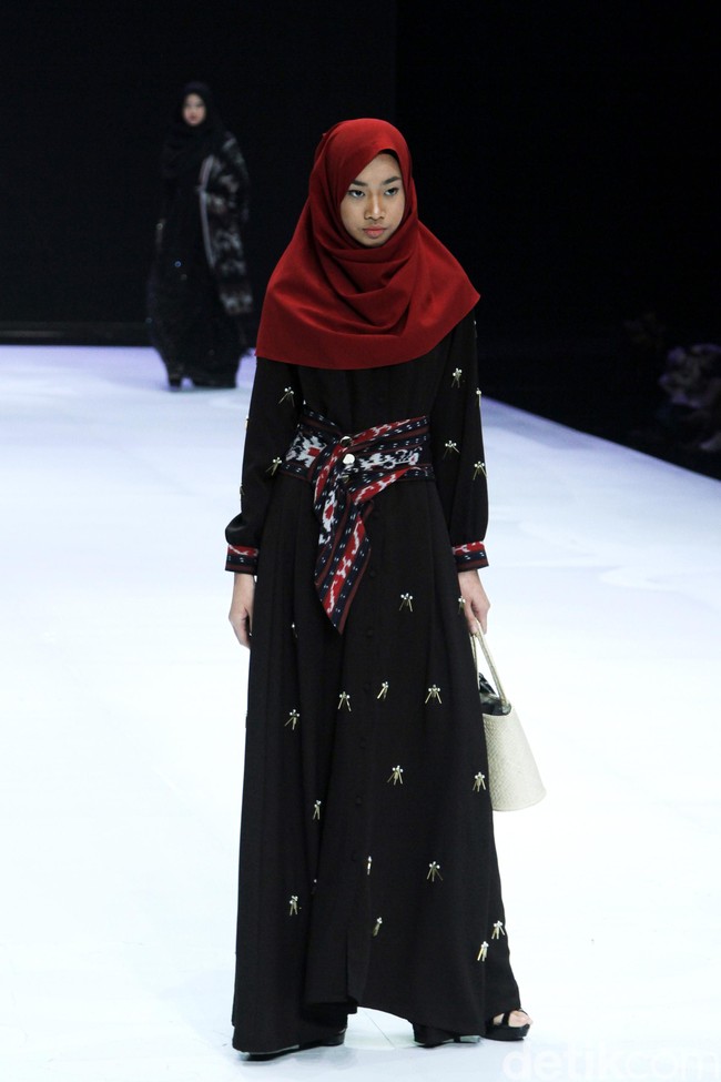 Fashion show enam desainer Indonesia yang berkolaborasi dengan Wardah, mengangkat keindahan Borneo atau Kalimantan di panggung Indonesia Fashion Week 2019, Jakarta Convention Center, Senayan, Jakarta, Sabtu, [30/03/2019]. Foto: Mohammad Abduh/Wolipop