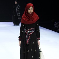 Fashion show enam desainer Indonesia yang berkolaborasi dengan Wardah, mengangkat keindahan Borneo atau Kalimantan di panggung Indonesia Fashion Week 2019, Jakarta Convention Center, Senayan, Jakarta, Sabtu, [30/03/2019]. Foto: Mohammad Abduh/Wolipop