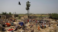 Badai melanda sejumlah desa di kawasan pertanian Nepal Selatan, Distrik Bara dan Parsa pada Minggu (31/3/2019) kemarin. Navesh Chitrakar/Reuters.