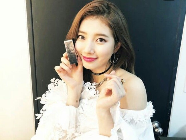 Beda lagi dengan Bae Suzy penggemar lipstik pink dari Lancome. Lipstik seri Juice Shaker dengan warna Berry in Love itu seketika memberikan tampilan yang manis.  Foto: Istimewa