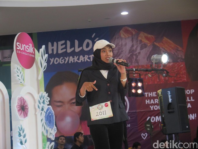 Beatbox pun memeriahkan audisi Sunsilk Hijab Hunt 2019 di Yogyakarta. Nur Ainun Yudistiati menampilkannya sambil menyanyi.  Foto: Rahmi Anjani/Wolipop