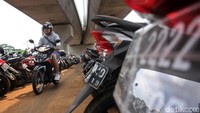Fasilitas penunjang lainnya yaitu tempat pick up/drop off angkutan berbasis online (ojek online/taksi online) yang disiapkan di tiap stasiun MRT.
