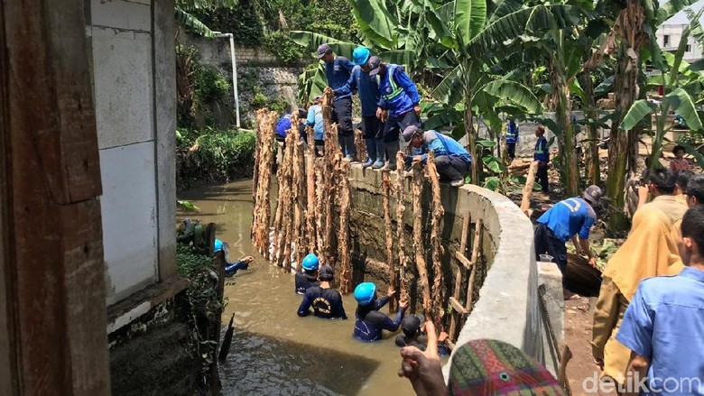 Petugas Berjibaku Perbaiki Tanggul RW 06 Jati Padang yang Jebol Petugas Berjibaku Perbaiki Tanggul RW 06 Jati Padang yang Jebol