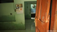 Salah satu rumah yang terdampak banjir yaitu milik Maesaroh, dua rumah miliknya mengalami kerusakan.