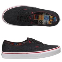 Jauh sebelum film Bohemian Rhapsody dirilis, Vans sudah merilis sneakers bertema band yang digawangi Freddie Mercury dan Brian May itu pada 2010. Uniknya, bagian dalam sepatu dihiasi gambar-gambar muka seluruh album Queen. (Foto: Ist.)