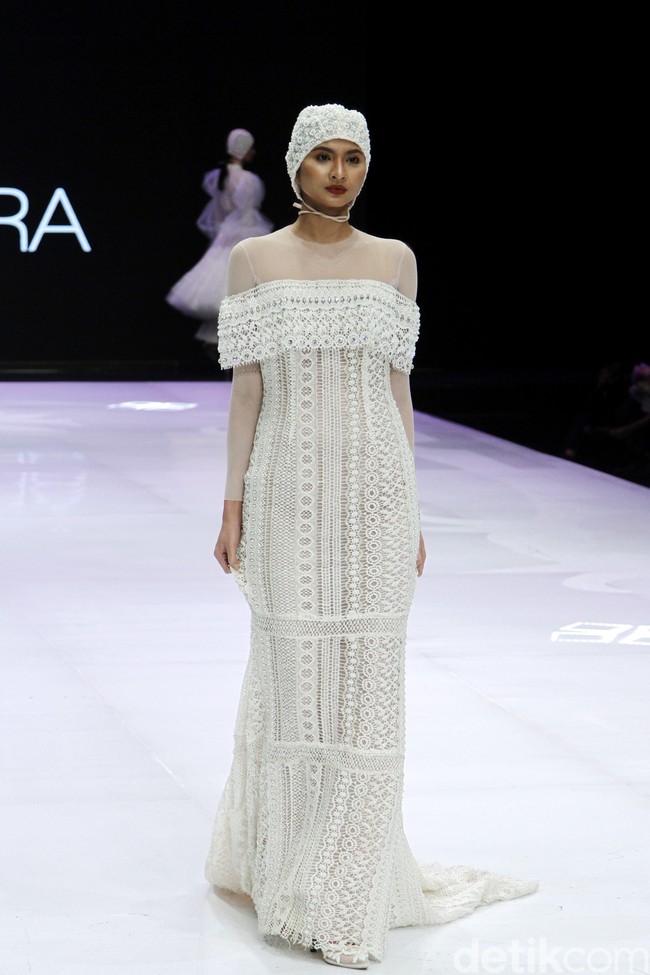 Fashion show enam desainer Indonesia yang berkolaborasi dengan Wardah, mengangkat keindahan Borneo atau Kalimantan di panggung Indonesia Fashion Week 2019, Jakarta Convention Center, Senayan, Jakarta, Sabtu, [30/03/2019]. Foto: Mohammad Abduh/Wolipop