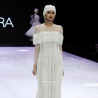 Fashion show enam desainer Indonesia yang berkolaborasi dengan Wardah, mengangkat keindahan Borneo atau Kalimantan di panggung Indonesia Fashion Week 2019, Jakarta Convention Center, Senayan, Jakarta, Sabtu, [30/03/2019]. Foto: Mohammad Abduh/Wolipop