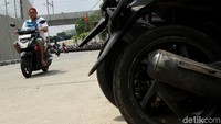 Parkir liar ini pun membuat jalan menjadi sempit.
