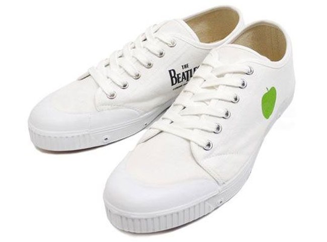 The Beatles hidup kembali di koleksi sneakers keluaran Comme Des Garcons. Pada 2009, label besutan desainer Jepang Rei Kawakubo itu digandeng Apple Corps milik The Beatles untuk menangani merchandise resminya. Dua tahn kemudian, kolaborasi tersebut berlanjut dengan peluncuran sneakers kanvas berwarna putih yang dihiasi logo apel hijau dan nama The Beatles. (Foto: Ist.)
