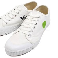 The Beatles hidup kembali di koleksi sneakers keluaran Comme Des Garcons. Pada 2009, label besutan desainer Jepang Rei Kawakubo itu digandeng Apple Corps milik The Beatles untuk menangani merchandise resminya. Dua tahn kemudian, kolaborasi tersebut berlanjut dengan peluncuran sneakers kanvas berwarna putih yang dihiasi logo apel hijau dan nama The Beatles. (Foto: Ist.)