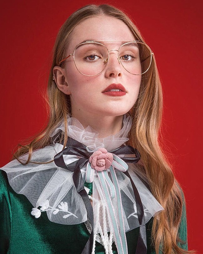 Setelah bangun keesokan harinya, ia tidak bisa mengenali siapa pun bahkan dirinya sendiri di cermin. Alisa juga lupa dengan pacarnya yang telah membawanya ke rumah sakit.  Foto: Instagram @miitrova