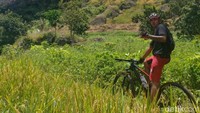 Lintasannya banyaknya tanjakan dan turunan serta jalan berbatu semakin memacu adrenalin. (Charolin Pebrianti/detikcom)