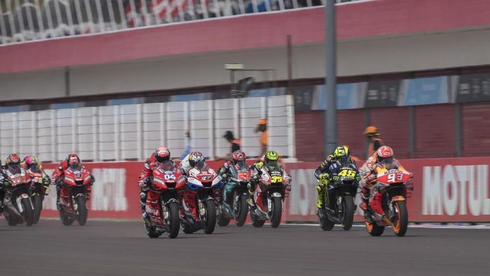 Marc Marquez langsung melesat sedari start dan terus memimpin balapan MotoGP Argentina hingga finis sebagai juara (Mirco Lazzari gp/Getty Images)