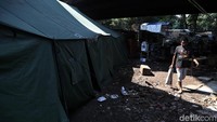Kebakaran itu menyebabkan 200 lapak milik warga hangus terbakar dan menyebabkan mereka kini tinggal di tenda-tenda pengungsian.