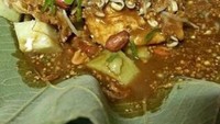Ciri khasnya lontong diberi topping tauge, irisan tahu, ditaburi kacang tanah dan seledri lalu disiram bumbu kacang. Disajikan  hangat di atas daun jati. Foto : Instagram @nizhafahrudin