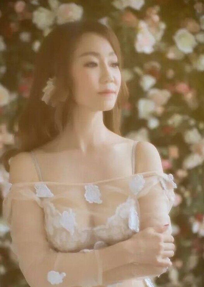 Qin Ling, nenek cantik berusia 53 tahun asal China yang masih seksi bak gadis muda ini menarik perhatian netizen di berbagai negara. Foto: Dok. Tencent / CZTV / Sina