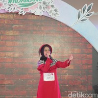 Menyanyi masih menjadi bakat yang mendominasi di audisi Sunsilk Hijab Hunt 2019 tahap dua. Vira Meita adalah salah satu yang menampikannya. Namun bedanya Vira bernyanyi ala Broadway dengan lagu Balada Sirkus. Foto: Rahmi Anjani/Wolipop