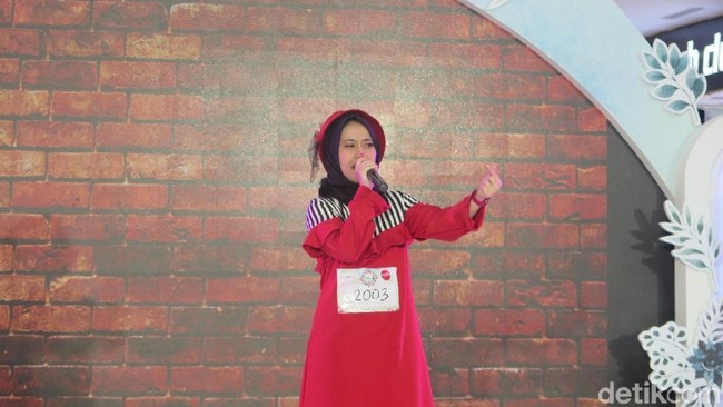 Satu lagi peserta yang menampilkan bakat menyanyi. Namun Ervina Reza Aji Ika menyanyikan beberapa lagu sekaligus yang sering disebut mashup. Kedua juri pun memberikan komentar positif untuk suara Ervina yang dikatakan merdu. Foto: Rahmi Anjani/Wolipop