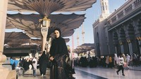 Saat menjalankan ibadah ke tanah suci, Maudy Ayunda berfoto di Masjid Nabawi, Madinah. Dia memuji arsitekturnya (Instagram/maudyayunda)