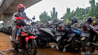 Menurut petugas. pada hari ini, Senin (1/4/2019) kendaraan yang keluar masuk parkir diperkirakan mencapai ribuan kendaraan.