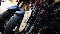 Perubahan lain yang jelas terlihat adalah suspensi depan dan knalpot yang sudah bukan bawaan dari Yamaha Niken lagi. Suspensi depan kini menggunakan merk KYB sedangkan knalpot racing dipercayakan pada nama Akrapovic buatan Slovenia. Foto: Pool (Yamaha Motor Australia)