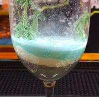 Keren! Bartender Cantik Ini Bikin Minuman Seperti Panorama Musim Dingin 