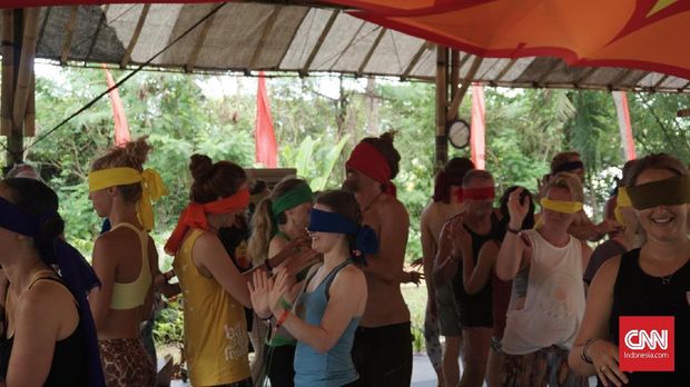 Peserta saat mempraktikkan Blindfold Yoga dalam gelaran Bali Spirit Festival 2019 di Ubud, Bali.