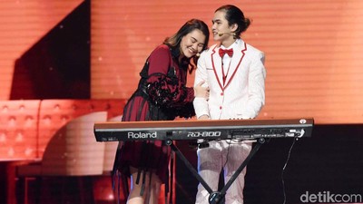 Kemesraan Dul Jaelani dan Aaliyah Massaid di Atas Panggung