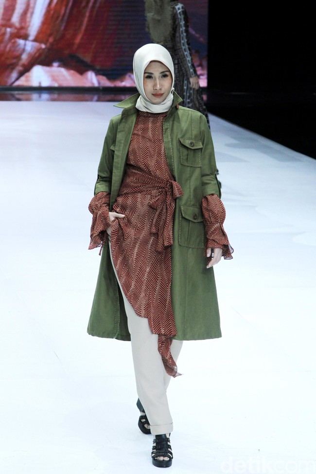 Fashion show busana muslim Shafira ini mengangkat tema bertajuk World Wonderer di Indonesia Fashion Week 2019, Jakarta Convention Center, Senayan, Jakarta. Jumat, [29/03/2019]. Foto: Mohammad Abduh/Wolipop