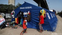 Sejumlah warga yang tinggal dan terdampak kebakaran kolong tol Pluit menempati tenda-tenda pengungsian di kolong tol Pluit, Jakarta Utara, Senin (1/4/2019).