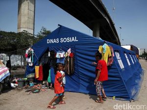 Potret Aktivitas Warga Kolong Tol Pluit Pasca Kebakaran