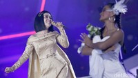Syahrini juga sempat menyapa dan mengungkapkan rasa cintanya pada sang suami, Reino Barack usai tampil. Pool/Palevi S/detikFoto.
